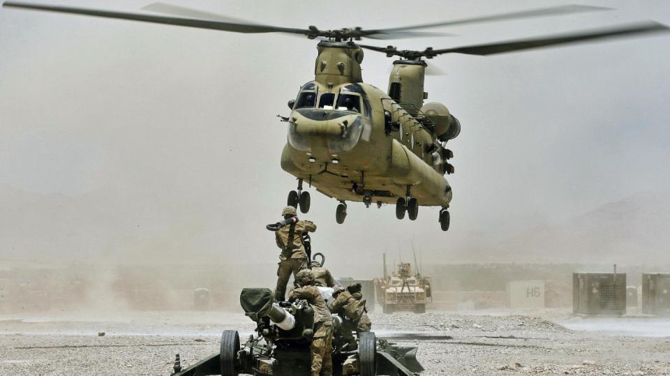 Američtí vojáci čekají na přistávající CH-47 Chinook